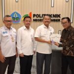 Doc. Adv. Yulianto Kiswocahyono, S.E., S.H., BKP., bersama Eko Wahyu Pramono menyerahkan buku berjudul Merebut Independensi Pengadilan Pajak: Keadilan Fiskal, Konflik Kepentingan, dan Masa Depan Reformasi kepada Direktur Utama Politeknik Negeri Jember, Saiful Anwar, S.T.P., M.P., didampingi Agus Riyanto, S.E., M.Si. dan jajaran kampus di lingkungan Politeknik Negeri Jember, Senin (11/5/2026).