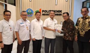 Doc. Adv. Yulianto Kiswocahyono, S.E., S.H., BKP., bersama Eko Wahyu Pramono menyerahkan buku berjudul Merebut Independensi Pengadilan Pajak: Keadilan Fiskal, Konflik Kepentingan, dan Masa Depan Reformasi kepada Direktur Utama Politeknik Negeri Jember, Saiful Anwar, S.T.P., M.P., didampingi Agus Riyanto, S.E., M.Si. dan jajaran kampus di lingkungan Politeknik Negeri Jember, Senin (11/5/2026).
