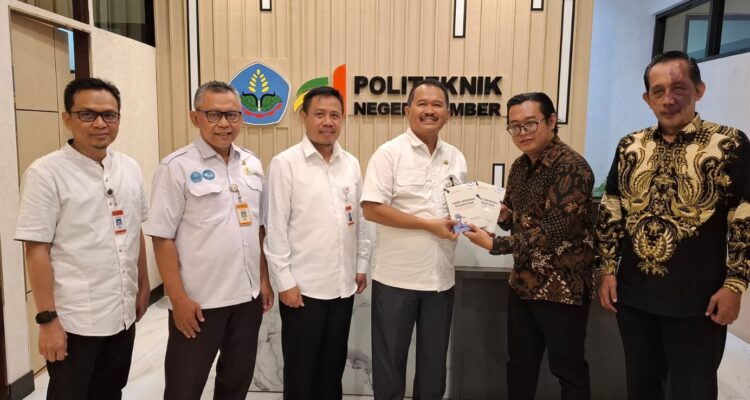 Doc. Adv. Yulianto Kiswocahyono, S.E., S.H., BKP., bersama Eko Wahyu Pramono menyerahkan buku berjudul Merebut Independensi Pengadilan Pajak: Keadilan Fiskal, Konflik Kepentingan, dan Masa Depan Reformasi kepada Direktur Utama Politeknik Negeri Jember, Saiful Anwar, S.T.P., M.P., didampingi Agus Riyanto, S.E., M.Si. dan jajaran kampus di lingkungan Politeknik Negeri Jember, Senin (11/5/2026).
