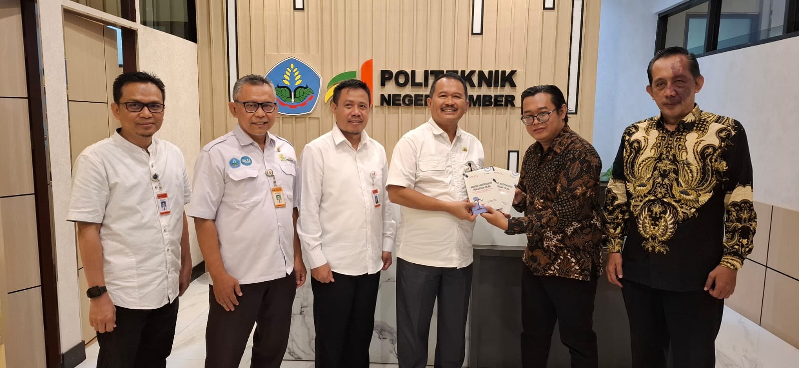 Doc. Adv. Yulianto Kiswocahyono, S.E., S.H., BKP., bersama Eko Wahyu Pramono menyerahkan buku berjudul Merebut Independensi Pengadilan Pajak: Keadilan Fiskal, Konflik Kepentingan, dan Masa Depan Reformasi kepada Direktur Utama Politeknik Negeri Jember, Saiful Anwar, S.T.P., M.P., didampingi Agus Riyanto, S.E., M.Si. dan jajaran kampus di lingkungan Politeknik Negeri Jember, Senin (11/5/2026).