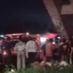 Doc. Suasana di sekitar Jembatan Basirih, Kota Banjarmasin, saat warga, relawan, dan aparat melakukan proses pencarian serta evakuasi terhadap seorang pria yang diduga melompat ke Sungai Barito, Senin malam (11/5/2026).