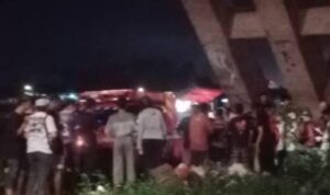 Doc. Suasana di sekitar Jembatan Basirih, Kota Banjarmasin, saat warga, relawan, dan aparat melakukan proses pencarian serta evakuasi terhadap seorang pria yang diduga melompat ke Sungai Barito, Senin malam (11/5/2026).