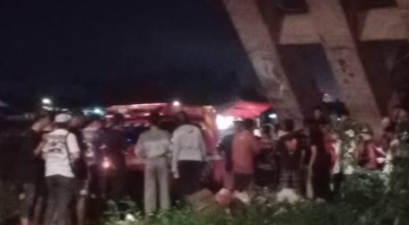 Doc. Suasana di sekitar Jembatan Basirih, Kota Banjarmasin, saat warga, relawan, dan aparat melakukan proses pencarian serta evakuasi terhadap seorang pria yang diduga melompat ke Sungai Barito, Senin malam (11/5/2026).