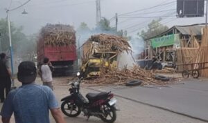 Doc. Kondisi lokasi kecelakaan di Jalan Raya Thamrin, Lawang, Kabupaten Malang, tampak bagian belakang truk bermuatan tebu usai menabrak warung dan tiang baliho akibat diduga mengalami rem blong, Selasa (12/5/2026).