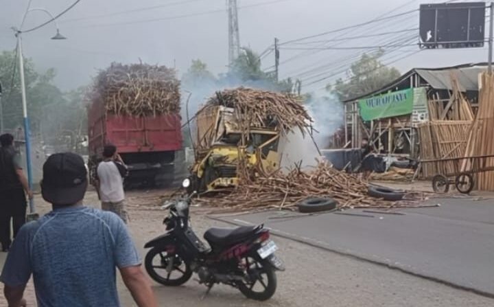 Doc. Kondisi lokasi kecelakaan di Jalan Raya Thamrin, Lawang, Kabupaten Malang, tampak bagian belakang truk bermuatan tebu usai menabrak warung dan tiang baliho akibat diduga mengalami rem blong, Selasa (12/5/2026).