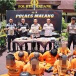 Doc. Para terduga pelaku kasus pencurian kendaraan bermotor (curanmor) saat dihadirkan dalam konferensi pers pengungkapan puluhan kasus curanmor di halaman Mapolres Malang, Selasa (12/5/2026). Wajah para terduga pelaku diblur untuk melindungi identitas serta menghormati asas praduga tak bersalah selama proses hukum berlangsung.