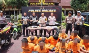 Doc. Para terduga pelaku kasus pencurian kendaraan bermotor (curanmor) saat dihadirkan dalam konferensi pers pengungkapan puluhan kasus curanmor di halaman Mapolres Malang, Selasa (12/5/2026). Wajah para terduga pelaku diblur untuk melindungi identitas serta menghormati asas praduga tak bersalah selama proses hukum berlangsung.