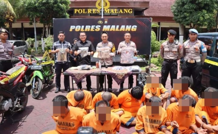 Doc. Para terduga pelaku kasus pencurian kendaraan bermotor (curanmor) saat dihadirkan dalam konferensi pers pengungkapan puluhan kasus curanmor di halaman Mapolres Malang, Selasa (12/5/2026). Wajah para terduga pelaku diblur untuk melindungi identitas serta menghormati asas praduga tak bersalah selama proses hukum berlangsung.