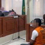 Doc. Terdakwa kasus pembunuhan mahasiswi Universitas Lambung Mangkurat saat menjalani sidang putusan di Pengadilan Negeri Banjarmasin, Selasa (12/5/2026). Wajah terdakwa diblur sebagai bentuk penerapan etika pemberitaan media dan untuk menghindari penyebarluasan identitas visual secara berlebihan dalam proses peliputan hukum.