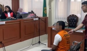 Doc. Terdakwa kasus pembunuhan mahasiswi Universitas Lambung Mangkurat saat menjalani sidang putusan di Pengadilan Negeri Banjarmasin, Selasa (12/5/2026). Wajah terdakwa diblur sebagai bentuk penerapan etika pemberitaan media dan untuk menghindari penyebarluasan identitas visual secara berlebihan dalam proses peliputan hukum.