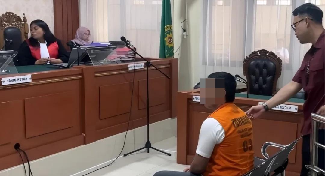 Doc. Terdakwa kasus pembunuhan mahasiswi Universitas Lambung Mangkurat saat menjalani sidang putusan di Pengadilan Negeri Banjarmasin, Selasa (12/5/2026). Wajah terdakwa diblur sebagai bentuk penerapan etika pemberitaan media dan untuk menghindari penyebarluasan identitas visual secara berlebihan dalam proses peliputan hukum.