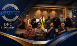 Doc. Jajaran pengurus dan anggota FERADI WPI DPC Sidoarjo berfoto bersama usai kegiatan pembentukan dan pengesahan susunan kepengurusan organisasi sebagai bentuk komitmen memperkuat konsolidasi internal, pelayanan hukum, serta pengembangan program advokasi dan edukasi hukum kepada masyarakat di wilayah Sidoarjo dan sekitarnya.