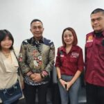 Doc. Tim FERADI WPI DKI Jakarta bersama Ketua DPD FERADI WPI DKI Jakarta Harriani Bianca Daryana dan Dharma Pongrekun saat menghadiri agenda pengawalan pengajuan Judicial Review Undang-Undang Nomor 17 Tahun 2023 tentang Kesehatan di kawasan Mahkamah Konstitusi, Jakarta, Rabu (13/5/2026). Kehadiran sejumlah elemen masyarakat dan organisasi bantuan hukum tersebut menjadi bentuk dukungan terhadap jalur konstitusional dalam penyampaian aspirasi publik secara damai dan tertib.