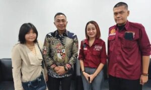 Doc. Tim FERADI WPI DKI Jakarta bersama Ketua DPD FERADI WPI DKI Jakarta Harriani Bianca Daryana dan Dharma Pongrekun saat menghadiri agenda pengawalan pengajuan Judicial Review Undang-Undang Nomor 17 Tahun 2023 tentang Kesehatan di kawasan Mahkamah Konstitusi, Jakarta, Rabu (13/5/2026). Kehadiran sejumlah elemen masyarakat dan organisasi bantuan hukum tersebut menjadi bentuk dukungan terhadap jalur konstitusional dalam penyampaian aspirasi publik secara damai dan tertib.