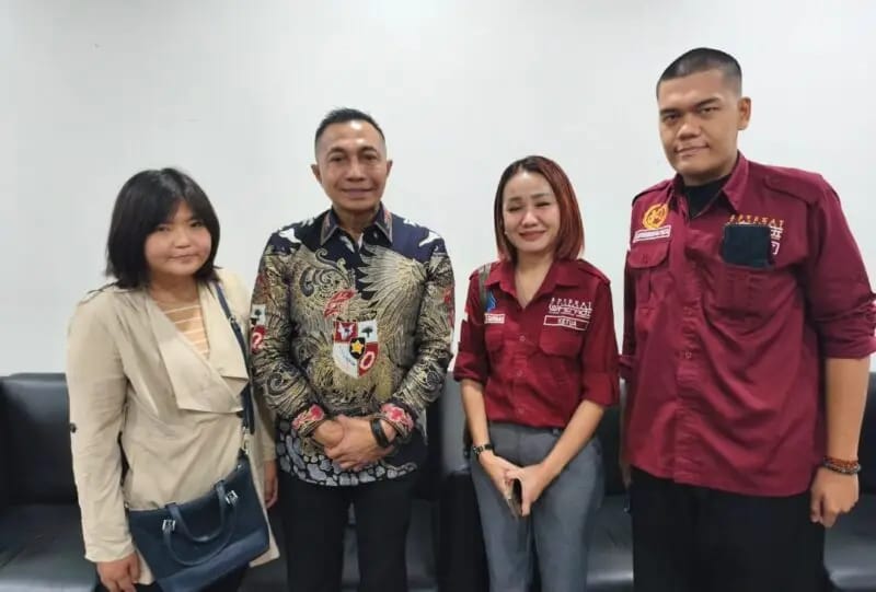 Doc. Tim FERADI WPI DKI Jakarta bersama Ketua DPD FERADI WPI DKI Jakarta Harriani Bianca Daryana dan Dharma Pongrekun saat menghadiri agenda pengawalan pengajuan Judicial Review Undang-Undang Nomor 17 Tahun 2023 tentang Kesehatan di kawasan Mahkamah Konstitusi, Jakarta, Rabu (13/5/2026). Kehadiran sejumlah elemen masyarakat dan organisasi bantuan hukum tersebut menjadi bentuk dukungan terhadap jalur konstitusional dalam penyampaian aspirasi publik secara damai dan tertib.