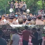Doc. Pihak kepolisian menyampaikan tanggapan dan arahan dari atas mobil orasi saat aksi unjuk rasa sopir truk terkait kelangkaan solar subsidi berlangsung di depan Kantor Sekretariat Daerah Provinsi Kalimantan Selatan, Banjarbaru, Rabu (13/5/2026). Sementara di kloase bagian bawah, massa aksi tampak berkumpul mendengarkan penyampaian aparat sambil membawa poster tuntutan terkait distribusi BBM subsidi yang dinilai bermasalah.