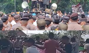 Doc. Pihak kepolisian menyampaikan tanggapan dan arahan dari atas mobil orasi saat aksi unjuk rasa sopir truk terkait kelangkaan solar subsidi berlangsung di depan Kantor Sekretariat Daerah Provinsi Kalimantan Selatan, Banjarbaru, Rabu (13/5/2026). Sementara di kloase bagian bawah, massa aksi tampak berkumpul mendengarkan penyampaian aparat sambil membawa poster tuntutan terkait distribusi BBM subsidi yang dinilai bermasalah.