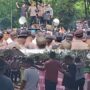 Doc. Pihak kepolisian menyampaikan tanggapan dan arahan dari atas mobil orasi saat aksi unjuk rasa sopir truk terkait kelangkaan solar subsidi berlangsung di depan Kantor Sekretariat Daerah Provinsi Kalimantan Selatan, Banjarbaru, Rabu (13/5/2026). Sementara di kloase bagian bawah, massa aksi tampak berkumpul mendengarkan penyampaian aparat sambil membawa poster tuntutan terkait distribusi BBM subsidi yang dinilai bermasalah.