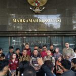 Doc. Ketua DPD FERADI WPI DKI Jakarta Harriani Bianca Daryana bersama tim advokat FERADI WPI, Dharma Pongrekun, serta peserta aksi saat memberikan keterangan kepada awak media dalam agenda jumpa pers pengawalan Judicial Review UU Kesehatan Nomor 17 Tahun 2023 di depan Gedung Mahkamah Konstitusi, Jakarta, Rabu (13/5/2026).