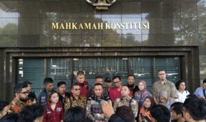 Doc. Ketua DPD FERADI WPI DKI Jakarta Harriani Bianca Daryana bersama tim advokat FERADI WPI, Dharma Pongrekun, serta peserta aksi saat memberikan keterangan kepada awak media dalam agenda jumpa pers pengawalan Judicial Review UU Kesehatan Nomor 17 Tahun 2023 di depan Gedung Mahkamah Konstitusi, Jakarta, Rabu (13/5/2026).