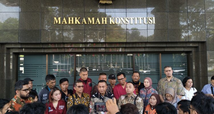 Doc. Ketua DPD FERADI WPI DKI Jakarta Harriani Bianca Daryana bersama tim advokat FERADI WPI, Dharma Pongrekun, serta peserta aksi saat memberikan keterangan kepada awak media dalam agenda jumpa pers pengawalan Judicial Review UU Kesehatan Nomor 17 Tahun 2023 di depan Gedung Mahkamah Konstitusi, Jakarta, Rabu (13/5/2026).