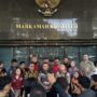 Doc. Ketua DPD FERADI WPI DKI Jakarta Harriani Bianca Daryana bersama tim advokat FERADI WPI, Dharma Pongrekun, serta peserta aksi saat memberikan keterangan kepada awak media dalam agenda jumpa pers pengawalan Judicial Review UU Kesehatan Nomor 17 Tahun 2023 di depan Gedung Mahkamah Konstitusi, Jakarta, Rabu (13/5/2026).
