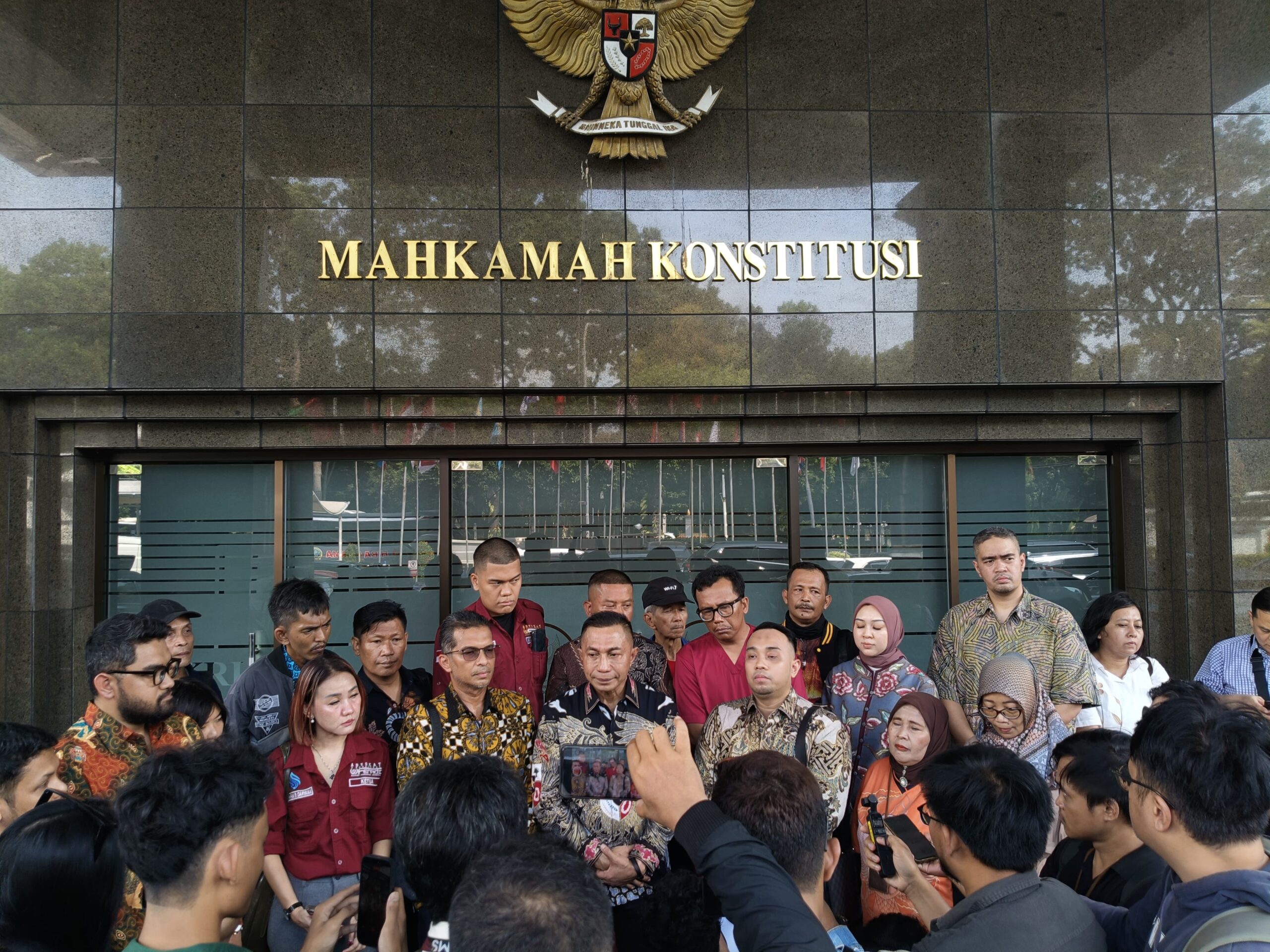 Doc. Ketua DPD FERADI WPI DKI Jakarta Harriani Bianca Daryana bersama tim advokat FERADI WPI, Dharma Pongrekun, serta peserta aksi saat memberikan keterangan kepada awak media dalam agenda jumpa pers pengawalan Judicial Review UU Kesehatan Nomor 17 Tahun 2023 di depan Gedung Mahkamah Konstitusi, Jakarta, Rabu (13/5/2026).