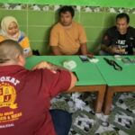 Doc. Arum Cahayati bersama tim kuasa hukum Subur Jaya Lawfirm – FERADI WPI saat melakukan pertemuan usai penyelesaian persoalan yang sempat dialami keluarga tersebut di Boyolali, Jawa Tengah. Pertemuan berlangsung dalam suasana hangat dan penuh kekeluargaan setelah proses penyelesaian dilakukan secara damai.