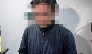 Video Viral Dugaan Narkoba Seret Tenaga Ahli Gubernur Kalsel, Klarifikasi Disampaikan, Publik Tunggu Sikap Resmi Pemprov Doc. Seorang pria yang dikaitkan dengan video viral dugaan aktivitas narkoba menyampaikan klarifikasi kepada awak media terkait rekaman yang beredar di media sosial. Dalam dokumentasi ini, wajah yang bersangkutan sengaja diblur untuk menjaga asas praduga tak bersalah serta menghormati proses pendalaman dan pemeriksaan yang masih berlangsung oleh pihak berwenang.