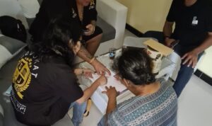 Doc. Jumirah menandatangani surat kuasa pendampingan hukum di hadapan tim Subur Jaya Lawfirm – FERADI WPI di Boyolali, Jawa Tengah, Rabu (13/5/2026). Penandatanganan tersebut dilakukan sebagai langkah pemberian kuasa kepada tim hukum untuk mendampingi penyelesaian persoalan simpanan berjangka miliknya yang disebut belum dapat dicairkan oleh pihak koperasi.