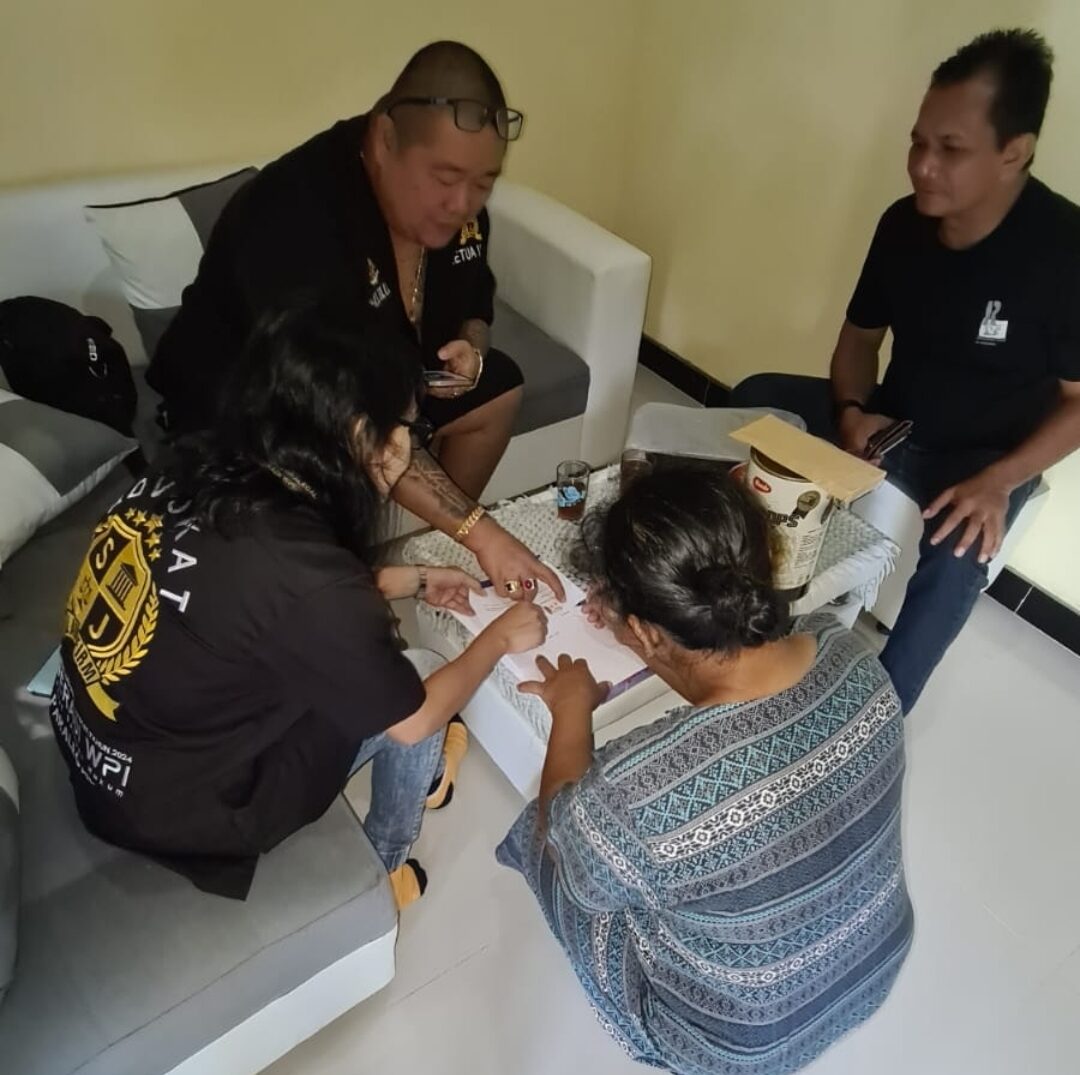 Doc. Jumirah menandatangani surat kuasa pendampingan hukum di hadapan tim Subur Jaya Lawfirm – FERADI WPI di Boyolali, Jawa Tengah, Rabu (13/5/2026). Penandatanganan tersebut dilakukan sebagai langkah pemberian kuasa kepada tim hukum untuk mendampingi penyelesaian persoalan simpanan berjangka miliknya yang disebut belum dapat dicairkan oleh pihak koperasi.