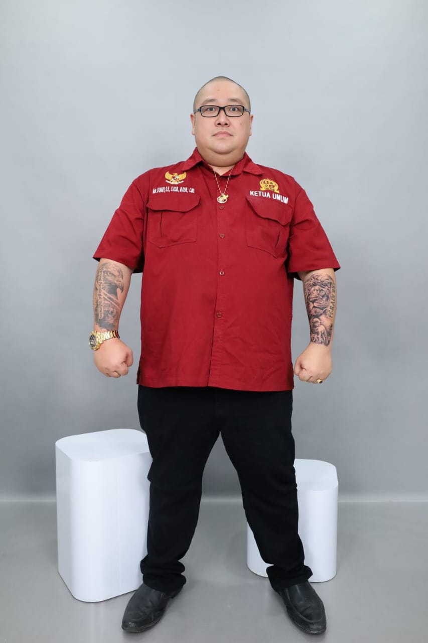 Doc. Adv. Donny Andretti, S.H., S.Kom., M.Kom., CMD., C.PFW., C.MDF., C.JKJ, Ketua Umum FERADI WPI, saat menghadiri salah satu kegiatan organisasi dan memberikan arahan terkait komitmen penegakan hukum, pendampingan masyarakat, serta penguatan solidaritas advokat dan paralegal.