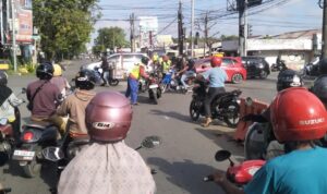 Doc. Kondisi di lokasi kecelakaan lalu lintas di kawasan Simpang Empat Gatot, Banjarmasin, Kamis (14/05/2026) pagi. Insiden yang terjadi di area persimpangan lampu merah tersebut kembali menjadi sorotan masyarakat terkait disiplin pengendara serta perlunya evaluasi pengaturan arus lalu lintas di titik rawan kecelakaan tersebut.