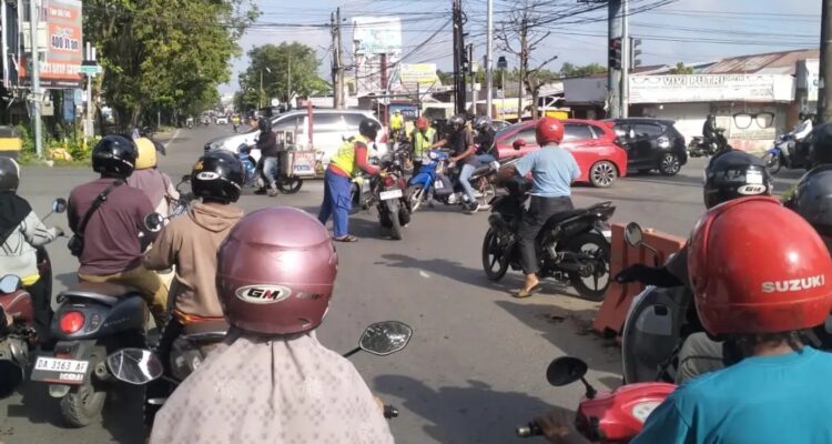 Doc. Kondisi di lokasi kecelakaan lalu lintas di kawasan Simpang Empat Gatot, Banjarmasin, Kamis (14/05/2026) pagi. Insiden yang terjadi di area persimpangan lampu merah tersebut kembali menjadi sorotan masyarakat terkait disiplin pengendara serta perlunya evaluasi pengaturan arus lalu lintas di titik rawan kecelakaan tersebut.