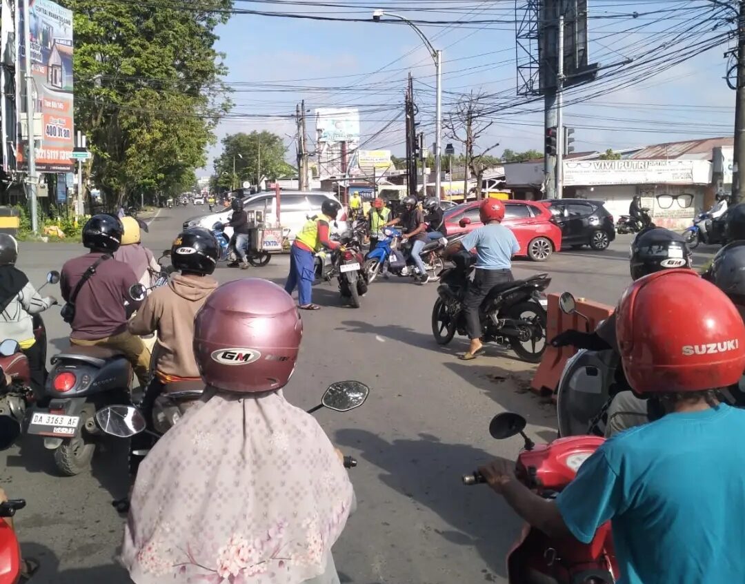 Doc. Kondisi di lokasi kecelakaan lalu lintas di kawasan Simpang Empat Gatot, Banjarmasin, Kamis (14/05/2026) pagi. Insiden yang terjadi di area persimpangan lampu merah tersebut kembali menjadi sorotan masyarakat terkait disiplin pengendara serta perlunya evaluasi pengaturan arus lalu lintas di titik rawan kecelakaan tersebut.