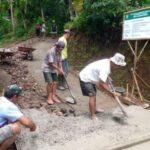Doc. Aktivitas warga Desa Toyomarto, Kecamatan Singosari, Kabupaten Malang, saat melintas di area pembangunan jalan lingkungan yang tengah dilakukan pemerintah desa guna meningkatkan akses dan kenyamanan masyarakat, Kamis (14/5/2026).