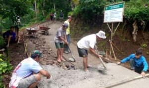 Doc. Aktivitas warga Desa Toyomarto, Kecamatan Singosari, Kabupaten Malang, saat melintas di area pembangunan jalan lingkungan yang tengah dilakukan pemerintah desa guna meningkatkan akses dan kenyamanan masyarakat, Kamis (14/5/2026).