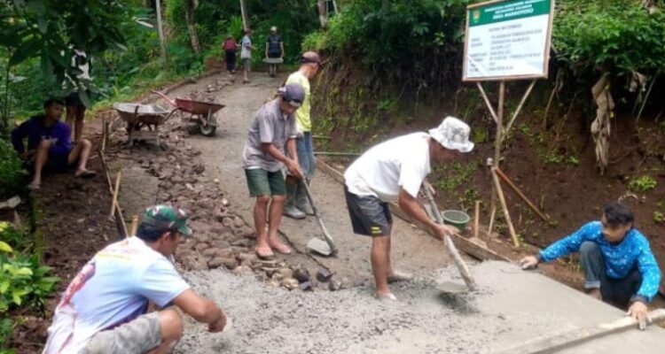 Doc. Aktivitas warga Desa Toyomarto, Kecamatan Singosari, Kabupaten Malang, saat melintas di area pembangunan jalan lingkungan yang tengah dilakukan pemerintah desa guna meningkatkan akses dan kenyamanan masyarakat, Kamis (14/5/2026).