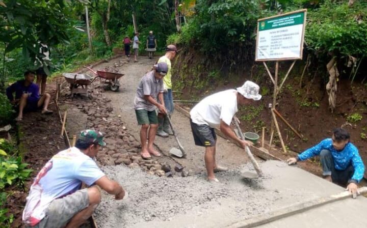 Doc. Aktivitas warga Desa Toyomarto, Kecamatan Singosari, Kabupaten Malang, saat melintas di area pembangunan jalan lingkungan yang tengah dilakukan pemerintah desa guna meningkatkan akses dan kenyamanan masyarakat, Kamis (14/5/2026).