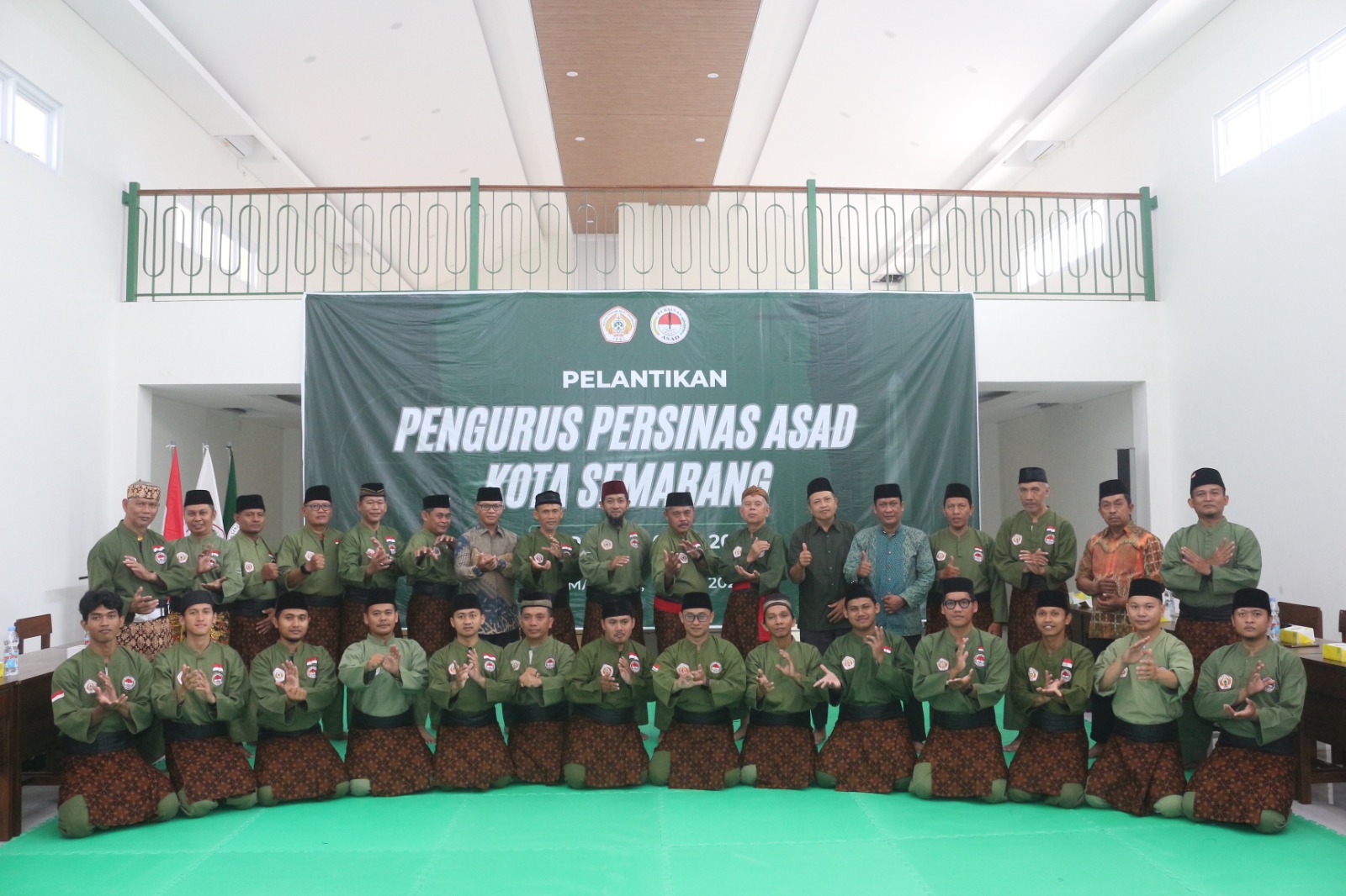 Doc. Keterangan Foto: Ketua Pengkot PERSINAS ASAD Kota Semarang Ariffian Kurniawan bersama jajaran pengurus, Dewan Pembina, dan para Ketua Pengurus Kecamatan se-Kota Semarang usai prosesi pengukuhan kepengurusan masa bhakti 2026–2031 di Aula PKBM Shirothol Mustaqim, Kota Semarang, Kamis (14/5/2026).