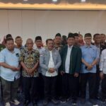 Doc. Wakil Ketua Komite DPD RI Dr. H. Muhdi, SH., MHum bersama Ketua FJG Kiai A. Robani Akbar, SH., MH, Ketua GJL DPC Kota Semarang Budi Priyono, SE, serta para peserta dan tamu undangan berfoto bersama usai kegiatan diskusi publik Ngobrol Gayeng Pemilu Daerah Pasca Putusan MK 135/2024 di Aula UPGRIS Kota Semarang, Kamis (14/5/2026).