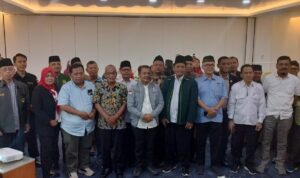 Doc. Wakil Ketua Komite DPD RI Dr. H. Muhdi, SH., MHum bersama Ketua FJG Kiai A. Robani Akbar, SH., MH, Ketua GJL DPC Kota Semarang Budi Priyono, SE, serta para peserta dan tamu undangan berfoto bersama usai kegiatan diskusi publik Ngobrol Gayeng Pemilu Daerah Pasca Putusan MK 135/2024 di Aula UPGRIS Kota Semarang, Kamis (14/5/2026).