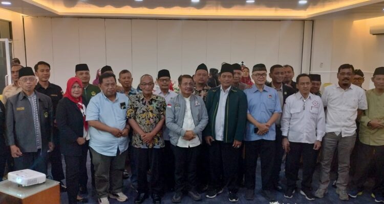 Doc. Wakil Ketua Komite DPD RI Dr. H. Muhdi, SH., MHum bersama Ketua FJG Kiai A. Robani Akbar, SH., MH, Ketua GJL DPC Kota Semarang Budi Priyono, SE, serta para peserta dan tamu undangan berfoto bersama usai kegiatan diskusi publik Ngobrol Gayeng Pemilu Daerah Pasca Putusan MK 135/2024 di Aula UPGRIS Kota Semarang, Kamis (14/5/2026).