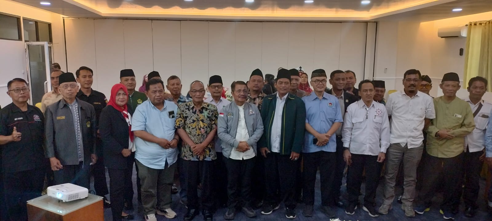 Doc. Wakil Ketua Komite DPD RI Dr. H. Muhdi, SH., MHum bersama Ketua FJG Kiai A. Robani Akbar, SH., MH, Ketua GJL DPC Kota Semarang Budi Priyono, SE, serta para peserta dan tamu undangan berfoto bersama usai kegiatan diskusi publik Ngobrol Gayeng Pemilu Daerah Pasca Putusan MK 135/2024 di Aula UPGRIS Kota Semarang, Kamis (14/5/2026).