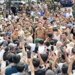 Doc. Kerumunan massa aksi dari masyarakat Kabupaten Musi Banyuasin saat melakukan dialog dengan perwakilan pemerintah daerah di depan Kantor Bupati Muba terkait tuntutan legalisasi sumur minyak rakyat dan penyulingan minyak tradisional, dalam aksi unjuk rasa yang berlangsung di lokasi kantor pemerintahan setempat.