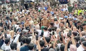Doc. Kerumunan massa aksi dari masyarakat Kabupaten Musi Banyuasin saat melakukan dialog dengan perwakilan pemerintah daerah di depan Kantor Bupati Muba terkait tuntutan legalisasi sumur minyak rakyat dan penyulingan minyak tradisional, dalam aksi unjuk rasa yang berlangsung di lokasi kantor pemerintahan setempat.