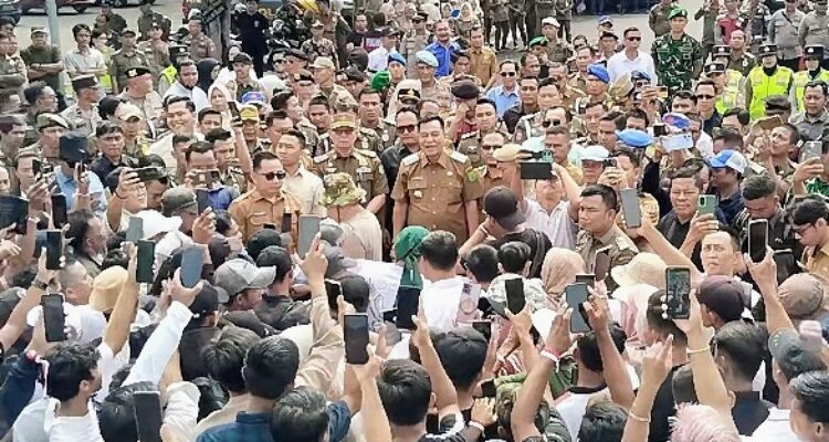 Doc. Kerumunan massa aksi dari masyarakat Kabupaten Musi Banyuasin saat melakukan dialog dengan perwakilan pemerintah daerah di depan Kantor Bupati Muba terkait tuntutan legalisasi sumur minyak rakyat dan penyulingan minyak tradisional, dalam aksi unjuk rasa yang berlangsung di lokasi kantor pemerintahan setempat.