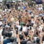 Doc. Kerumunan massa aksi dari masyarakat Kabupaten Musi Banyuasin saat melakukan dialog dengan perwakilan pemerintah daerah di depan Kantor Bupati Muba terkait tuntutan legalisasi sumur minyak rakyat dan penyulingan minyak tradisional, dalam aksi unjuk rasa yang berlangsung di lokasi kantor pemerintahan setempat.