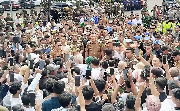 Doc. Kerumunan massa aksi dari masyarakat Kabupaten Musi Banyuasin saat melakukan dialog dengan perwakilan pemerintah daerah di depan Kantor Bupati Muba terkait tuntutan legalisasi sumur minyak rakyat dan penyulingan minyak tradisional, dalam aksi unjuk rasa yang berlangsung di lokasi kantor pemerintahan setempat.
