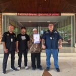 Doc. Mariyanto didampingi kuasa hukum dari Subur Jaya Lawfirm – FERADI WPI berfoto bersama di depan Kantor Ditreskrimum Polda Jawa Tengah usai mengajukan laporan terkait hilangnya kendaraan Suzuki Carry miliknya yang terjadi di wilayah Salatiga.